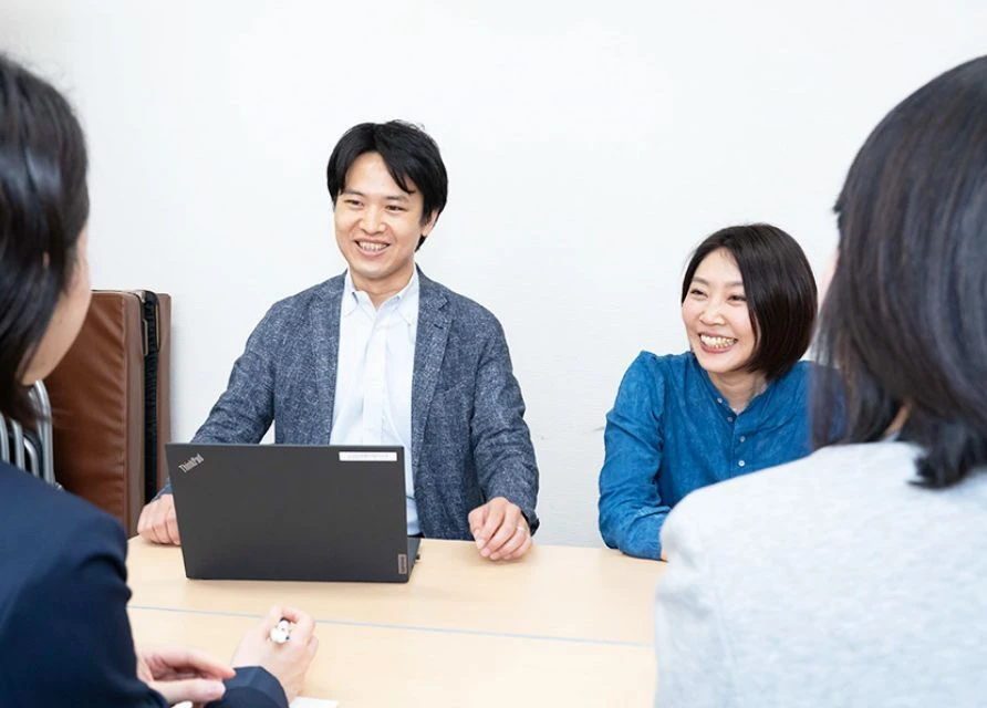 話し合う人々のイメージ