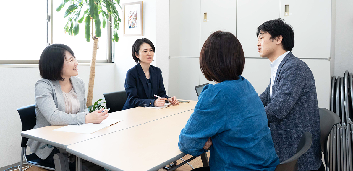 話し合う人々